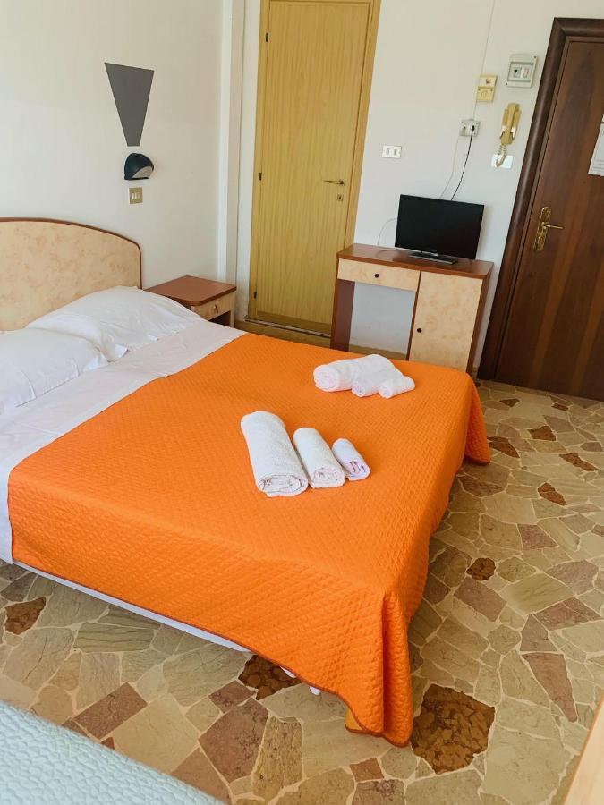 Hotel Ariosto Ріміні Екстер'єр фото